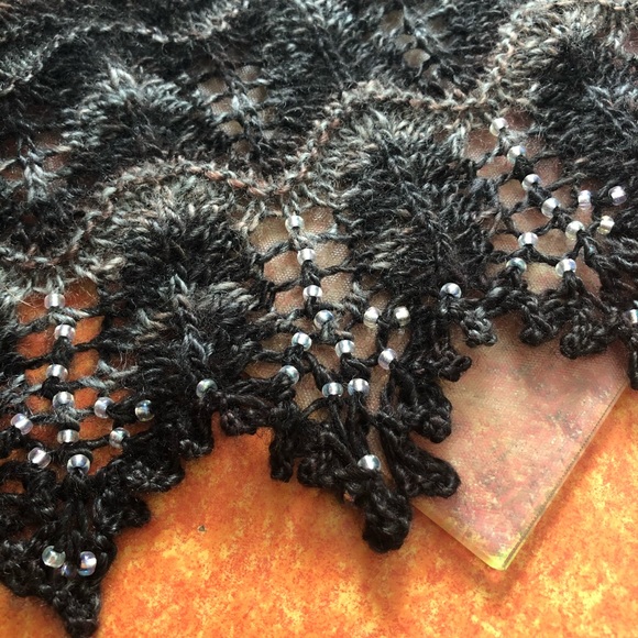 Hand knit shawl - Picture 4 of 6